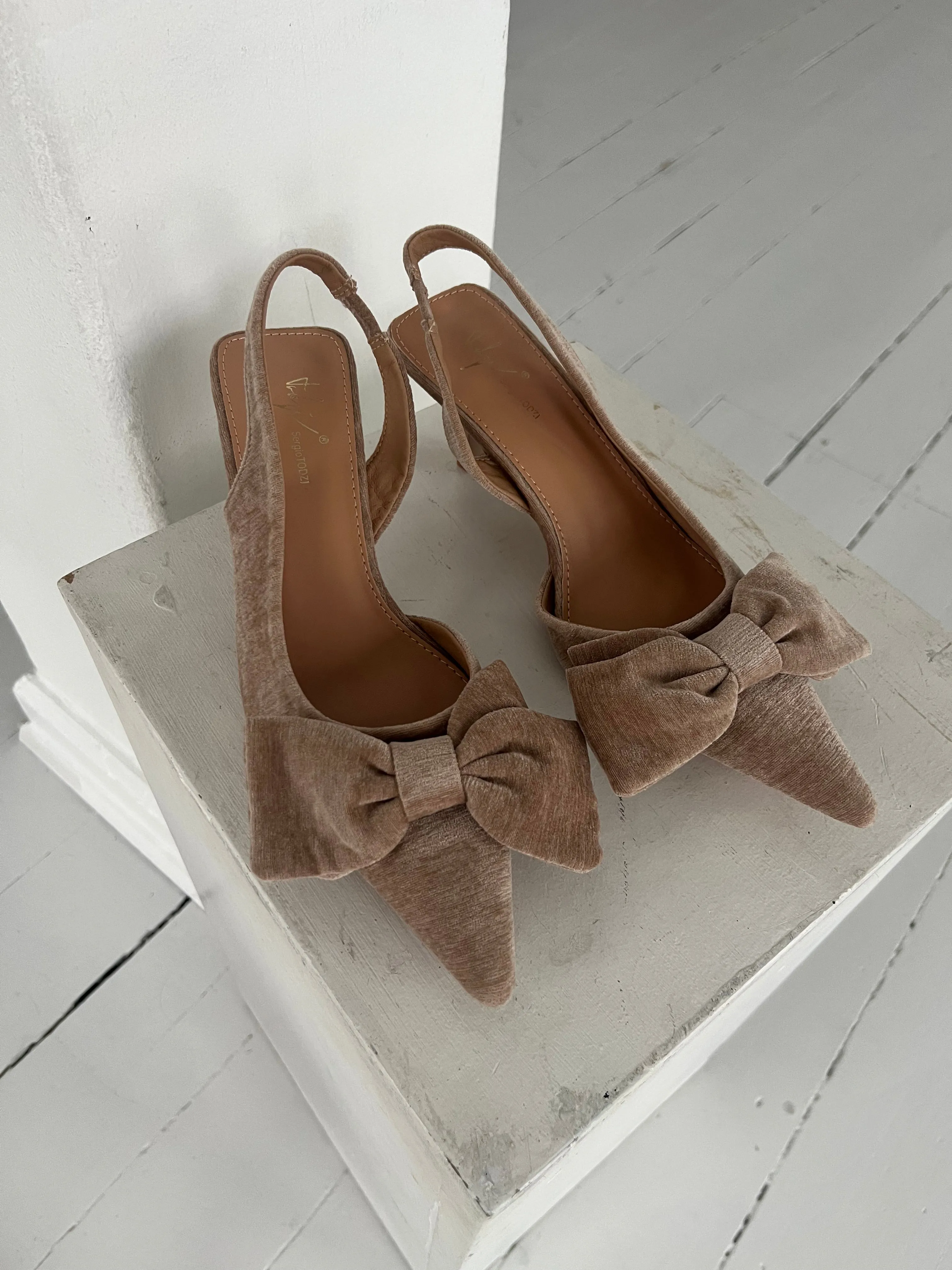 Gowin taupe bow heel