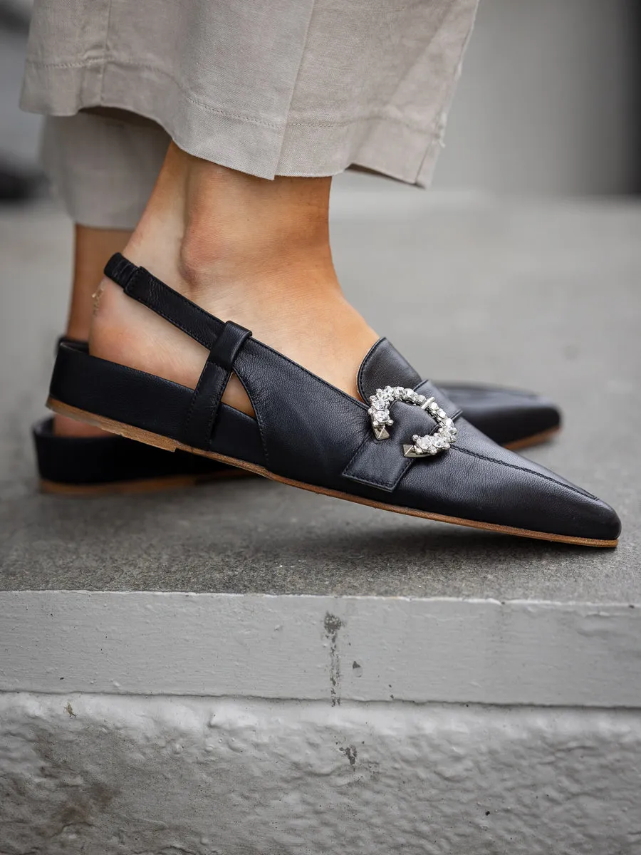 Laura Bellariva Sort spiss ballerina med slingback og strasspenne
